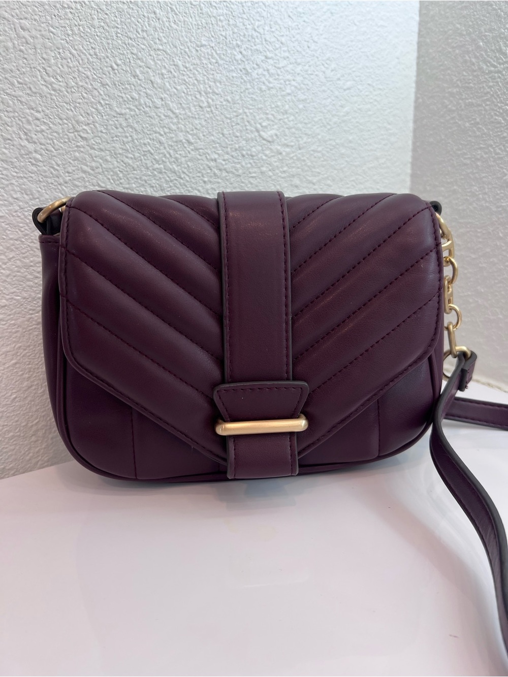 Purple Quilted Chevron Crossbody Bag Gold Chain Strap Plum Small Minimalist Chic - Picture 2 of 16